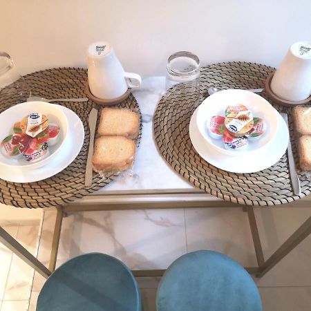 Domus Leone Tre Bed & Breakfast Napoli Bagian luar foto