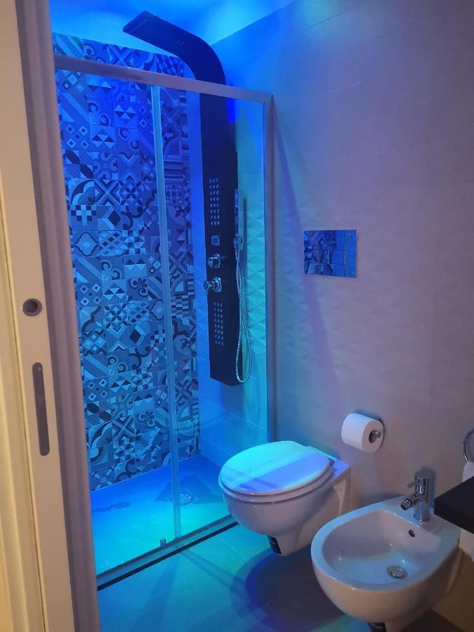 Domus Leone Tre Bed & Breakfast Napoli Bagian luar foto