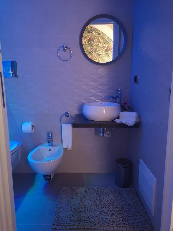Domus Leone Tre Bed & Breakfast Napoli Bagian luar foto