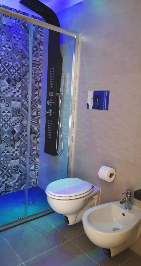 Domus Leone Tre Bed & Breakfast Napoli Bagian luar foto