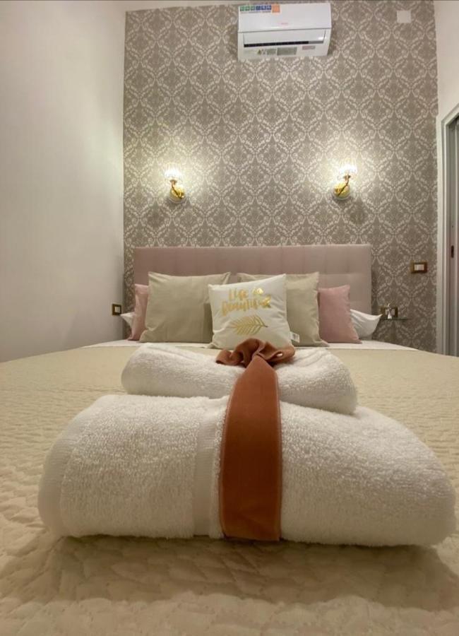 Domus Leone Tre Bed & Breakfast Napoli Bagian luar foto