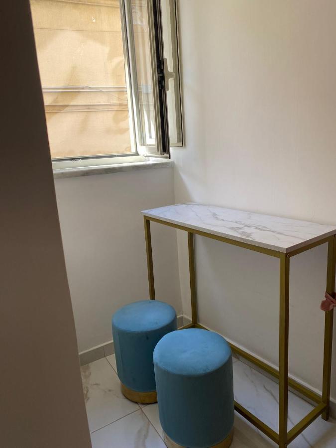 Domus Leone Tre Bed & Breakfast Napoli Bagian luar foto